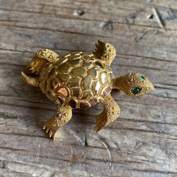 Beautiful Turtle Brooch with Green Emerald Eyes - Picture 5 of 6